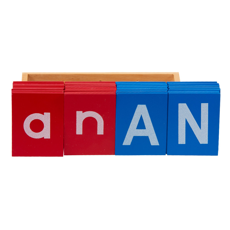 Cartes rugueuses des lettres rouges et bleues