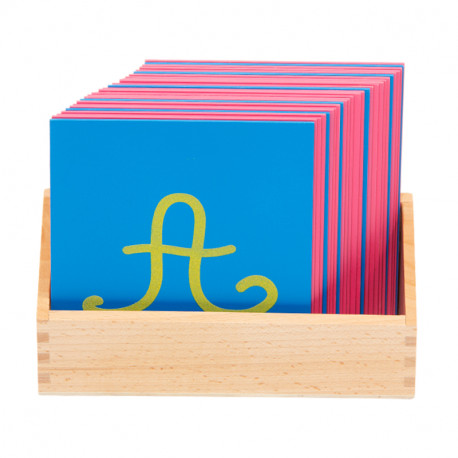 Lettres rugueuses cursives majuscules Montessori : préparez l'écriture de votre enfant avec ce matériel sensoriel et ludique.