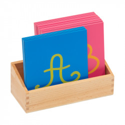 Lettres rugueuses cursives majuscules Montessori : préparez l'écriture de votre enfant avec ce matériel sensoriel et ludique.